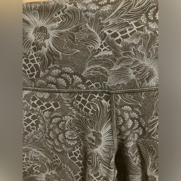 Lululemon Wunder Under Hi-Rise 1/2 Tight *Full-On Luxtreme 17" size 4 - Picture 3 of 10